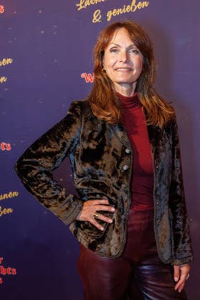29.11.2025. Köln. Kölner Weihnachtscircus - Für die zehnte Ausgabe hat das Produzenten-Ehepaar Ilja und Katja Smitt ein nagelneues Programm zusammengestellt, das zudem mit 3 großen Ensemblenummern begeistern wird. Mehr als 60 international preisgekrönte Künstler bieten 120 Minuten pures Vergnügen mit viel Humor, poetischen Szenen, perfekter Akrobatik und artistischen Höchstleistungen. Hier am Red Carpet: Simone Standl Köln Palastzelt, Deutz-Mülheimer Straße Nordrhein-Westfalen Deutschland