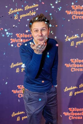 29.11.2025. Köln. Kölner Weihnachtscircus - Für die zehnte Ausgabe hat das Produzenten-Ehepaar Ilja und Katja Smitt ein nagelneues Programm zusammengestellt, das zudem mit 3 großen Ensemblenummern begeistern wird. Mehr als 60 international preisgekrönte Künstler bieten 120 Minuten pures Vergnügen mit viel Humor, poetischen Szenen, perfekter Akrobatik und artistischen Höchstleistungen. Hier am Red Carpet: AndrÃ Gatzke Köln Palastzelt, Deutz-Mülheimer Straße Nordrhein-Westfalen Deutschland