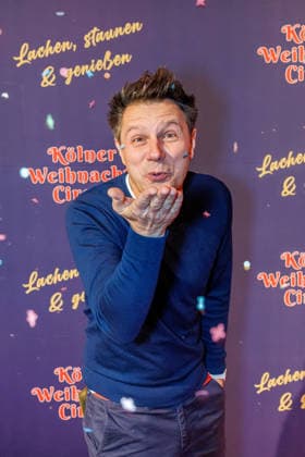 29.11.2025. Köln. Kölner Weihnachtscircus - Für die zehnte Ausgabe hat das Produzenten-Ehepaar Ilja und Katja Smitt ein nagelneues Programm zusammengestellt, das zudem mit 3 großen Ensemblenummern begeistern wird. Mehr als 60 international preisgekrönte Künstler bieten 120 Minuten pures Vergnügen mit viel Humor, poetischen Szenen, perfekter Akrobatik und artistischen Höchstleistungen. Hier am Red Carpet: AndrÃ Gatzke Köln Palastzelt, Deutz-Mülheimer Straße Nordrhein-Westfalen Deutschland