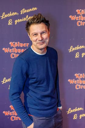 29.11.2025. Köln. Kölner Weihnachtscircus - Für die zehnte Ausgabe hat das Produzenten-Ehepaar Ilja und Katja Smitt ein nagelneues Programm zusammengestellt, das zudem mit 3 großen Ensemblenummern begeistern wird. Mehr als 60 international preisgekrönte Künstler bieten 120 Minuten pures Vergnügen mit viel Humor, poetischen Szenen, perfekter Akrobatik und artistischen Höchstleistungen. Hier am Red Carpet: AndrÃ Gatzke Köln Palastzelt, Deutz-Mülheimer Straße Nordrhein-Westfalen Deutschland