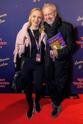 29.11.2025. Köln. Kölner Weihnachtscircus - Für die zehnte Ausgabe hat das Produzenten-Ehepaar Ilja und Katja Smitt ein nagelneues Programm zusammengestellt, das zudem mit 3 großen Ensemblenummern begeistern wird. Mehr als 60 international preisgekrönte Künstler bieten 120 Minuten pures Vergnügen mit viel Humor, poetischen Szenen, perfekter Akrobatik und artistischen Höchstleistungen. Hier am Red Carpet: Helmut Zerlett und seine Frau Natalia Köln Palastzelt, Deutz-Mülheimer Straße Nordrhein-Westfalen Deutschland
