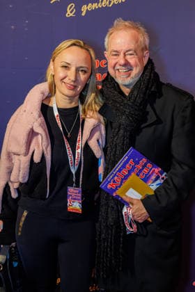 29.11.2025. Köln. Kölner Weihnachtscircus - Für die zehnte Ausgabe hat das Produzenten-Ehepaar Ilja und Katja Smitt ein nagelneues Programm zusammengestellt, das zudem mit 3 großen Ensemblenummern begeistern wird. Mehr als 60 international preisgekrönte Künstler bieten 120 Minuten pures Vergnügen mit viel Humor, poetischen Szenen, perfekter Akrobatik und artistischen Höchstleistungen. Hier am Red Carpet: Helmut Zerlett und seine Frau Natalia Köln Palastzelt, Deutz-Mülheimer Straße Nordrhein-Westfalen Deutschland