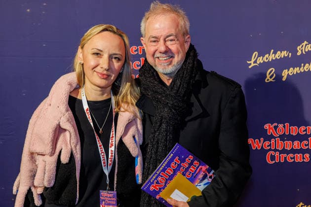 29.11.2025. Köln. Kölner Weihnachtscircus - Für die zehnte Ausgabe hat das Produzenten-Ehepaar Ilja und Katja Smitt ein nagelneues Programm zusammengestellt, das zudem mit 3 großen Ensemblenummern begeistern wird. Mehr als 60 international preisgekrönte Künstler bieten 120 Minuten pures Vergnügen mit viel Humor, poetischen Szenen, perfekter Akrobatik und artistischen Höchstleistungen. Hier am Red Carpet: Helmut Zerlett und seine Frau Natalia Köln Palastzelt, Deutz-Mülheimer Straße Nordrhein-Westfalen Deutschland