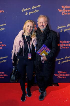 29.11.2025. Köln. Kölner Weihnachtscircus - Für die zehnte Ausgabe hat das Produzenten-Ehepaar Ilja und Katja Smitt ein nagelneues Programm zusammengestellt, das zudem mit 3 großen Ensemblenummern begeistern wird. Mehr als 60 international preisgekrönte Künstler bieten 120 Minuten pures Vergnügen mit viel Humor, poetischen Szenen, perfekter Akrobatik und artistischen Höchstleistungen. Hier am Red Carpet: Helmut Zerlett und seine Frau Natalia Köln Palastzelt, Deutz-Mülheimer Straße Nordrhein-Westfalen Deutschland