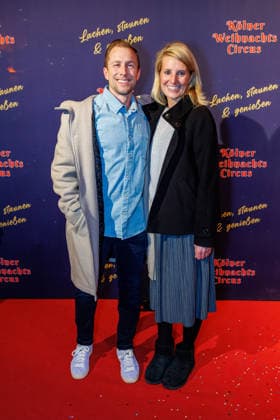 29.11.2025. Köln. Kölner Weihnachtscircus - Für die zehnte Ausgabe hat das Produzenten-Ehepaar Ilja und Katja Smitt ein nagelneues Programm zusammengestellt, das zudem mit 3 großen Ensemblenummern begeistern wird. Mehr als 60 international preisgekrönte Künstler bieten 120 Minuten pures Vergnügen mit viel Humor, poetischen Szenen, perfekter Akrobatik und artistischen Höchstleistungen. Hier am Red Carpet: Gäste Köln Palastzelt, Deutz-Mülheimer Straße Nordrhein-Westfalen Deutschland