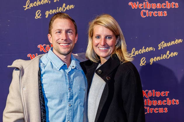 29.11.2025. Köln. Kölner Weihnachtscircus - Für die zehnte Ausgabe hat das Produzenten-Ehepaar Ilja und Katja Smitt ein nagelneues Programm zusammengestellt, das zudem mit 3 großen Ensemblenummern begeistern wird. Mehr als 60 international preisgekrönte Künstler bieten 120 Minuten pures Vergnügen mit viel Humor, poetischen Szenen, perfekter Akrobatik und artistischen Höchstleistungen. Hier am Red Carpet: Gäste Köln Palastzelt, Deutz-Mülheimer Straße Nordrhein-Westfalen Deutschland