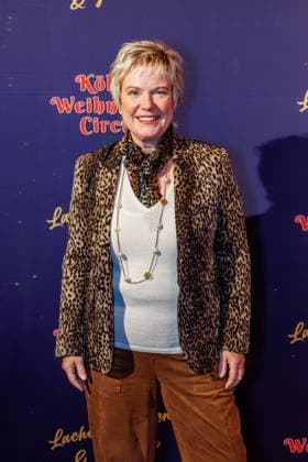29.11.2025. Köln. Kölner Weihnachtscircus - Für die zehnte Ausgabe hat das Produzenten-Ehepaar Ilja und Katja Smitt ein nagelneues Programm zusammengestellt, das zudem mit 3 großen Ensemblenummern begeistern wird. Mehr als 60 international preisgekrönte Künstler bieten 120 Minuten pures Vergnügen mit viel Humor, poetischen Szenen, perfekter Akrobatik und artistischen Höchstleistungen. Hier am Red Carpet: Birgit Biggi Lechtermann Köln Palastzelt, Deutz-Mülheimer Straße Nordrhein-Westfalen Deutschland