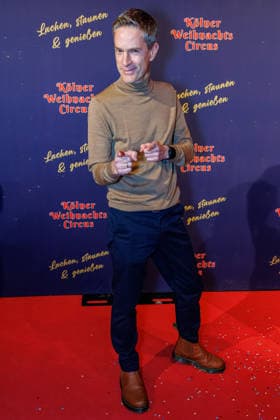 29.11.2025. Köln. Kölner Weihnachtscircus - Für die zehnte Ausgabe hat das Produzenten-Ehepaar Ilja und Katja Smitt ein nagelneues Programm zusammengestellt, das zudem mit 3 großen Ensemblenummern begeistern wird. Mehr als 60 international preisgekrönte Künstler bieten 120 Minuten pures Vergnügen mit viel Humor, poetischen Szenen, perfekter Akrobatik und artistischen Höchstleistungen. Hier am Red Carpet: Sven Lorig Köln Palastzelt, Deutz-Mülheimer Straße Nordrhein-Westfalen Deutschland