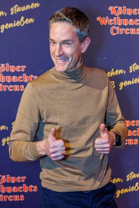 29.11.2025. Köln. Kölner Weihnachtscircus - Für die zehnte Ausgabe hat das Produzenten-Ehepaar Ilja und Katja Smitt ein nagelneues Programm zusammengestellt, das zudem mit 3 großen Ensemblenummern begeistern wird. Mehr als 60 international preisgekrönte Künstler bieten 120 Minuten pures Vergnügen mit viel Humor, poetischen Szenen, perfekter Akrobatik und artistischen Höchstleistungen. Hier am Red Carpet: Sven Lorig Köln Palastzelt, Deutz-Mülheimer Straße Nordrhein-Westfalen Deutschland