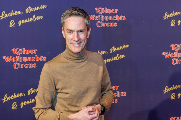 29.11.2025. Köln. Kölner Weihnachtscircus - Für die zehnte Ausgabe hat das Produzenten-Ehepaar Ilja und Katja Smitt ein nagelneues Programm zusammengestellt, das zudem mit 3 großen Ensemblenummern begeistern wird. Mehr als 60 international preisgekrönte Künstler bieten 120 Minuten pures Vergnügen mit viel Humor, poetischen Szenen, perfekter Akrobatik und artistischen Höchstleistungen. Hier am Red Carpet: Sven Lorig Köln Palastzelt, Deutz-Mülheimer Straße Nordrhein-Westfalen Deutschland