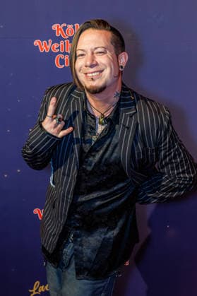 29.11.2025. Köln. Kölner Weihnachtscircus - Für die zehnte Ausgabe hat das Produzenten-Ehepaar Ilja und Katja Smitt ein nagelneues Programm zusammengestellt, das zudem mit 3 großen Ensemblenummern begeistern wird. Mehr als 60 international preisgekrönte Künstler bieten 120 Minuten pures Vergnügen mit viel Humor, poetischen Szenen, perfekter Akrobatik und artistischen Höchstleistungen. Hier am Red Carpet: Izzy Gallegos Köln Palastzelt, Deutz-Mülheimer Straße Nordrhein-Westfalen Deutschland