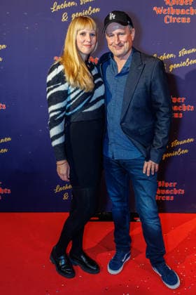 29.11.2025. Köln. Kölner Weihnachtscircus - Für die zehnte Ausgabe hat das Produzenten-Ehepaar Ilja und Katja Smitt ein nagelneues Programm zusammengestellt, das zudem mit 3 großen Ensemblenummern begeistern wird. Mehr als 60 international preisgekrönte Künstler bieten 120 Minuten pures Vergnügen mit viel Humor, poetischen Szenen, perfekter Akrobatik und artistischen Höchstleistungen. Hier am Red Carpet: Olli Briesch mit Begleitung Köln Palastzelt, Deutz-Mülheimer Straße Nordrhein-Westfalen Deutschland