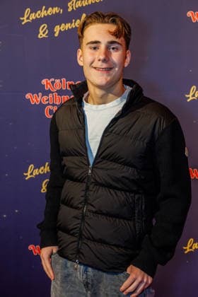 29.11.2025. Köln. Kölner Weihnachtscircus - Für die zehnte Ausgabe hat das Produzenten-Ehepaar Ilja und Katja Smitt ein nagelneues Programm zusammengestellt, das zudem mit 3 großen Ensemblenummern begeistern wird. Mehr als 60 international preisgekrönte Künstler bieten 120 Minuten pures Vergnügen mit viel Humor, poetischen Szenen, perfekter Akrobatik und artistischen Höchstleistungen. Hier am Red Carpet: Anton Noltensmeier Köln Palastzelt, Deutz-Mülheimer Straße Nordrhein-Westfalen Deutschland
