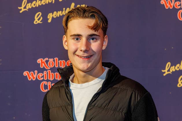 29.11.2025. Köln. Kölner Weihnachtscircus - Für die zehnte Ausgabe hat das Produzenten-Ehepaar Ilja und Katja Smitt ein nagelneues Programm zusammengestellt, das zudem mit 3 großen Ensemblenummern begeistern wird. Mehr als 60 international preisgekrönte Künstler bieten 120 Minuten pures Vergnügen mit viel Humor, poetischen Szenen, perfekter Akrobatik und artistischen Höchstleistungen. Hier am Red Carpet: Anton Noltensmeier Köln Palastzelt, Deutz-Mülheimer Straße Nordrhein-Westfalen Deutschland