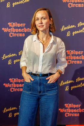 29.11.2025. Köln. Kölner Weihnachtscircus - Für die zehnte Ausgabe hat das Produzenten-Ehepaar Ilja und Katja Smitt ein nagelneues Programm zusammengestellt, das zudem mit 3 großen Ensemblenummern begeistern wird. Mehr als 60 international preisgekrönte Künstler bieten 120 Minuten pures Vergnügen mit viel Humor, poetischen Szenen, perfekter Akrobatik und artistischen Höchstleistungen. Hier am Red Carpet: Nadja Becker Köln Palastzelt, Deutz-Mülheimer Straße Nordrhein-Westfalen Deutschland