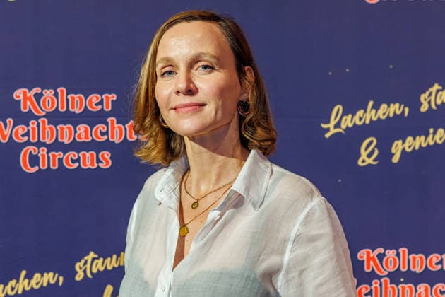 29.11.2025. Köln. Kölner Weihnachtscircus - Für die zehnte Ausgabe hat das Produzenten-Ehepaar Ilja und Katja Smitt ein nagelneues Programm zusammengestellt, das zudem mit 3 großen Ensemblenummern begeistern wird. Mehr als 60 international preisgekrönte Künstler bieten 120 Minuten pures Vergnügen mit viel Humor, poetischen Szenen, perfekter Akrobatik und artistischen Höchstleistungen. Hier am Red Carpet: Nadja Becker Köln Palastzelt, Deutz-Mülheimer Straße Nordrhein-Westfalen Deutschland