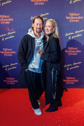 29.11.2025. Köln. Kölner Weihnachtscircus - Für die zehnte Ausgabe hat das Produzenten-Ehepaar Ilja und Katja Smitt ein nagelneues Programm zusammengestellt, das zudem mit 3 großen Ensemblenummern begeistern wird. Mehr als 60 international preisgekrönte Künstler bieten 120 Minuten pures Vergnügen mit viel Humor, poetischen Szenen, perfekter Akrobatik und artistischen Höchstleistungen. Hier am Red Carpet: Janine Kunze mit Ehemann Dirk Budach Köln Palastzelt, Deutz-Mülheimer Straße Nordrhein-Westfalen Deutschland