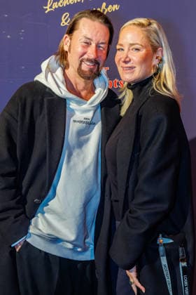 29.11.2025. Köln. Kölner Weihnachtscircus - Für die zehnte Ausgabe hat das Produzenten-Ehepaar Ilja und Katja Smitt ein nagelneues Programm zusammengestellt, das zudem mit 3 großen Ensemblenummern begeistern wird. Mehr als 60 international preisgekrönte Künstler bieten 120 Minuten pures Vergnügen mit viel Humor, poetischen Szenen, perfekter Akrobatik und artistischen Höchstleistungen. Hier am Red Carpet: Janine Kunze mit Ehemann Dirk Budach Köln Palastzelt, Deutz-Mülheimer Straße Nordrhein-Westfalen Deutschland