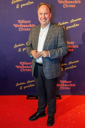 29.11.2025. Köln. Kölner Weihnachtscircus - Für die zehnte Ausgabe hat das Produzenten-Ehepaar Ilja und Katja Smitt ein nagelneues Programm zusammengestellt, das zudem mit 3 großen Ensemblenummern begeistern wird. Mehr als 60 international preisgekrönte Künstler bieten 120 Minuten pures Vergnügen mit viel Humor, poetischen Szenen, perfekter Akrobatik und artistischen Höchstleistungen. Hier am Red Carpet: Stadtdechant Msgr. Robert Kleine Köln Palastzelt, Deutz-Mülheimer Straße Nordrhein-Westfalen Deutschland