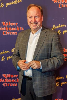 29.11.2025. Köln. Kölner Weihnachtscircus - Für die zehnte Ausgabe hat das Produzenten-Ehepaar Ilja und Katja Smitt ein nagelneues Programm zusammengestellt, das zudem mit 3 großen Ensemblenummern begeistern wird. Mehr als 60 international preisgekrönte Künstler bieten 120 Minuten pures Vergnügen mit viel Humor, poetischen Szenen, perfekter Akrobatik und artistischen Höchstleistungen. Hier am Red Carpet: Stadtdechant Msgr. Robert Kleine Köln Palastzelt, Deutz-Mülheimer Straße Nordrhein-Westfalen Deutschland