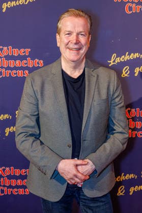 29.11.2025. Köln. Kölner Weihnachtscircus - Für die zehnte Ausgabe hat das Produzenten-Ehepaar Ilja und Katja Smitt ein nagelneues Programm zusammengestellt, das zudem mit 3 großen Ensemblenummern begeistern wird. Mehr als 60 international preisgekrönte Künstler bieten 120 Minuten pures Vergnügen mit viel Humor, poetischen Szenen, perfekter Akrobatik und artistischen Höchstleistungen. Hier am Red Carpet: Christoph Kockelkorn Köln Palastzelt, Deutz-Mülheimer Straße Nordrhein-Westfalen Deutschland