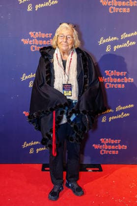 29.11.2025. Köln. Kölner Weihnachtscircus - Für die zehnte Ausgabe hat das Produzenten-Ehepaar Ilja und Katja Smitt ein nagelneues Programm zusammengestellt, das zudem mit 3 großen Ensemblenummern begeistern wird. Mehr als 60 international preisgekrönte Künstler bieten 120 Minuten pures Vergnügen mit viel Humor, poetischen Szenen, perfekter Akrobatik und artistischen Höchstleistungen. Hier am Red Carpet: Carmen Thomas Köln Palastzelt, Deutz-Mülheimer Straße Nordrhein-Westfalen Deutschland