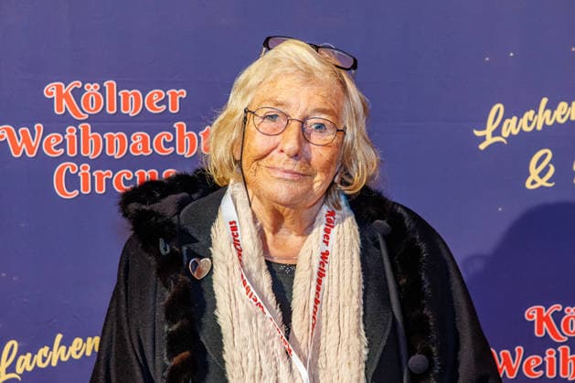 29.11.2025. Köln. Kölner Weihnachtscircus - Für die zehnte Ausgabe hat das Produzenten-Ehepaar Ilja und Katja Smitt ein nagelneues Programm zusammengestellt, das zudem mit 3 großen Ensemblenummern begeistern wird. Mehr als 60 international preisgekrönte Künstler bieten 120 Minuten pures Vergnügen mit viel Humor, poetischen Szenen, perfekter Akrobatik und artistischen Höchstleistungen. Hier am Red Carpet: Carmen Thomas Köln Palastzelt, Deutz-Mülheimer Straße Nordrhein-Westfalen Deutschland