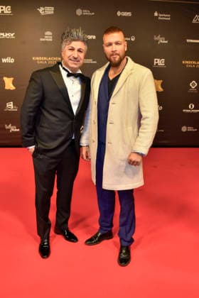 ABBdortmund: Kürsat Kuersat Yildirim (Lotto Chico) mit Kollegah deutscher Rapper zu Gast auf dem roten Teppich bei der Kinderlachen Gala 2025 in der Westfalenhalleam 29.11.2025 in Dortmund NRW Deutschland