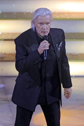 ARD: Das Adventsfest der 100.000 Lichter . Sänger Johnny Logan während der ARD Fernsehshow Das Adventsfest der 100.000 Lichter am 29.11.2025 in Suhl. 20251129SBK0100