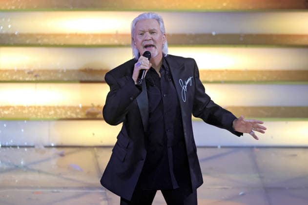 ARD: Das Adventsfest der 100.000 Lichter . Sänger Johnny Logan während der ARD Fernsehshow Das Adventsfest der 100.000 Lichter am 29.11.2025 in Suhl. 20251129SBK0101