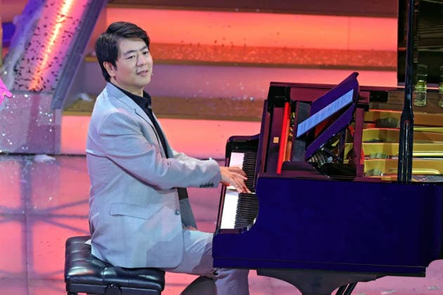 ARD: Das Adventsfest der 100.000 Lichter . Pianist Lang Lang während der ARD Fernsehshow Das Adventsfest der 100.000 Lichter am 29.11.2025 in Suhl. 20251129SBK0111
