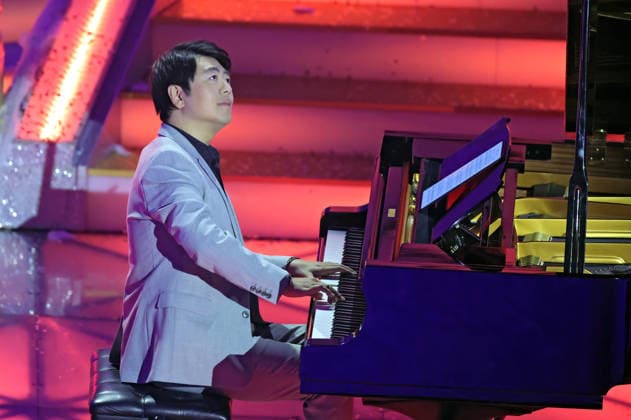 ARD: Das Adventsfest der 100.000 Lichter . Pianist Lang Lang während der ARD Fernsehshow Das Adventsfest der 100.000 Lichter am 29.11.2025 in Suhl. 20251129SBK0112