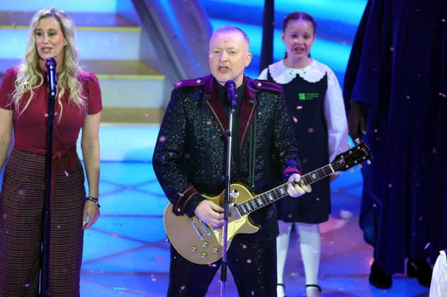 ARD: Das Adventsfest der 100.000 Lichter . Sänger Joey Kelly während der ARD Fernsehshow Das Adventsfest der 100.000 Lichter am 29.11.2025 in Suhl. 20251129SBK0085