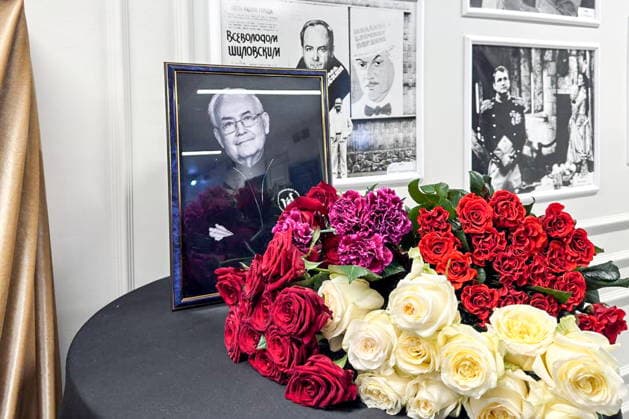 RUSSIA, MOSCOW - NOVEMBER 30, 2025: Flowers are seen by a portrait of the deceased during a farewell ceremony for the late actor Vsevolod Shilovsky at Shilovsky Moscow Theatre Studio. Vsevolod Shilovsky passed away on 26 November 2025 at the age of 87. Moscow Russia  - ZUMAt113 20251130_zaa_t113_132 Copyright: xSergeixBulkinx