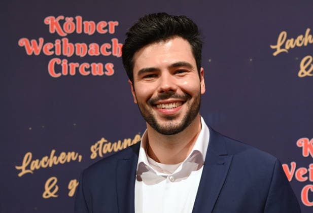 Moderator Riccardo Vaccaro kommt zur Premiere des 10. Kölner WeihnachtsCircus