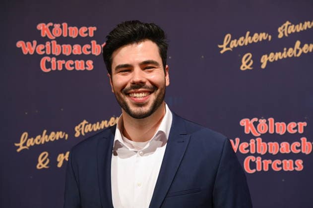 Moderator Riccardo Vaccaro kommt zur Premiere des 10. Kölner WeihnachtsCircus