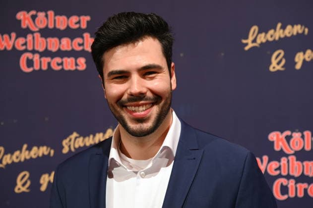 Moderator Riccardo Vaccaro kommt zur Premiere des 10. Kölner WeihnachtsCircus