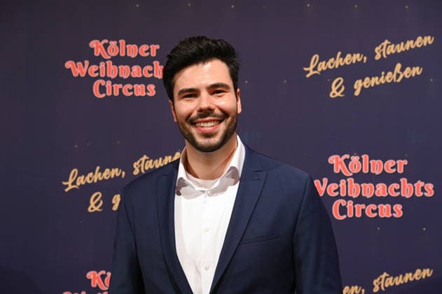 Moderator Riccardo Vaccaro kommt zur Premiere des 10. Kölner WeihnachtsCircus