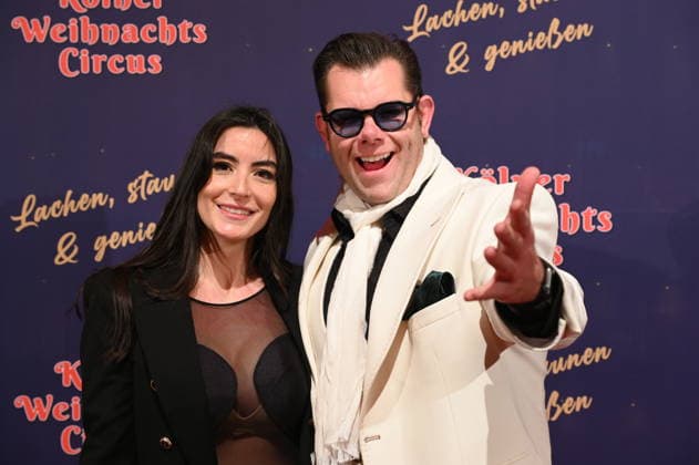 Moderator und Entertainer Dennis Schick und seine Frau Liliana kommt zur Premiere des 10. Kölner WeihnachtsCircus