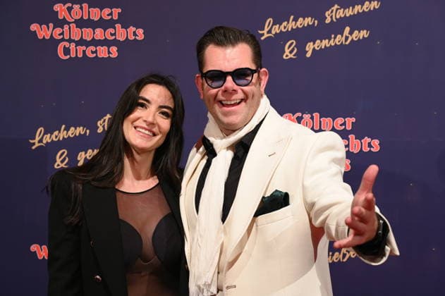 Moderator und Entertainer Dennis Schick und seine Frau Liliana kommt zur Premiere des 10. Kölner WeihnachtsCircus