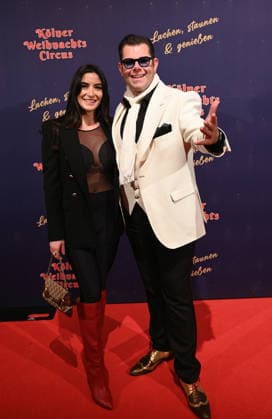 Moderator und Entertainer Dennis Schick und seine Frau Liliana kommt zur Premiere des 10. Kölner WeihnachtsCircus