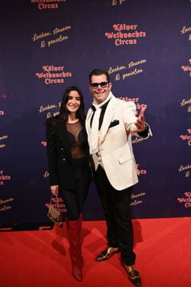 Moderator und Entertainer Dennis Schick und seine Frau Liliana kommt zur Premiere des 10. Kölner WeihnachtsCircus