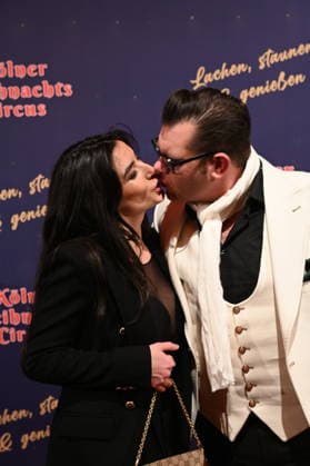 Moderator und Entertainer Dennis Schick und seine Frau Liliana kommt zur Premiere des 10. Kölner WeihnachtsCircus