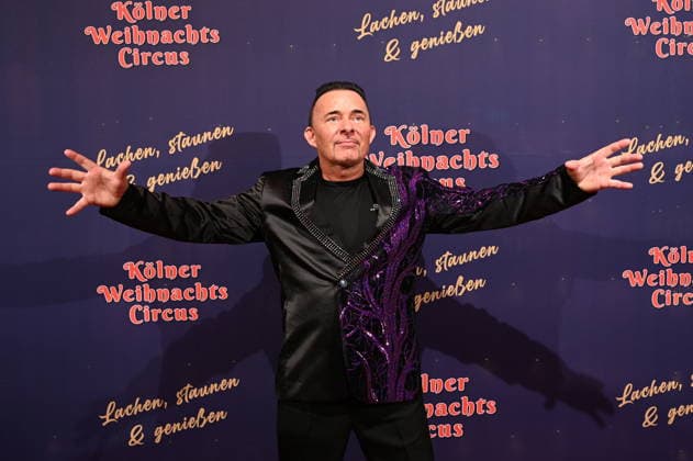 Moderator Markus Köllner kommt zur Premiere des 10. Kölner WeihnachtsCircus