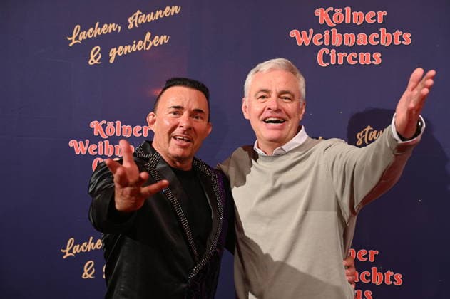 Moderator Markus Köllner, l-r, und Andreas von Thien kommt zur Premiere des 10. Kölner WeihnachtsCircus