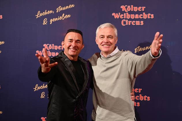 Moderator Markus Köllner, l-r, und Andreas von Thien kommt zur Premiere des 10. Kölner WeihnachtsCircus