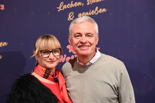 Moderator Andreas von Thien und seine Frau Alexandra kommt zur Premiere des 10. Kölner WeihnachtsCircus