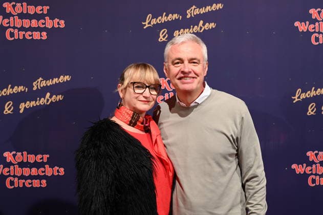 Moderator Andreas von Thien und seine Frau Alexandra kommt zur Premiere des 10. Kölner WeihnachtsCircus