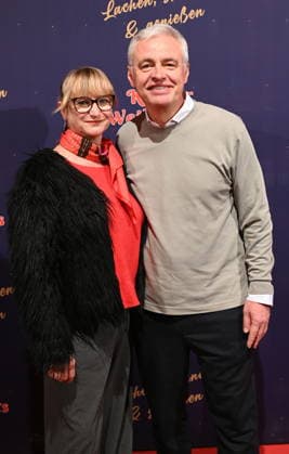 Moderator Andreas von Thien und seine Frau Alexandra kommt zur Premiere des 10. Kölner WeihnachtsCircus