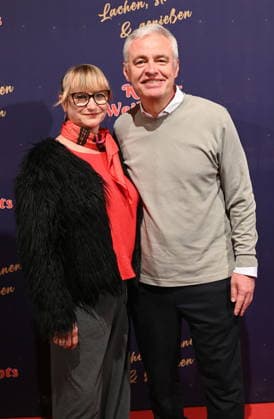 Moderator Andreas von Thien und seine Frau Alexandra kommt zur Premiere des 10. Kölner WeihnachtsCircus